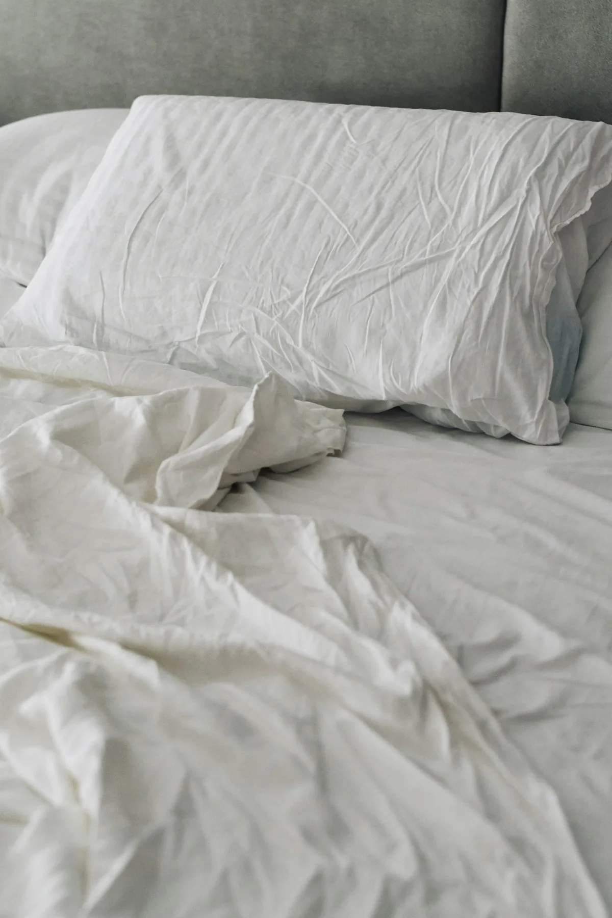 White duvet and pillows